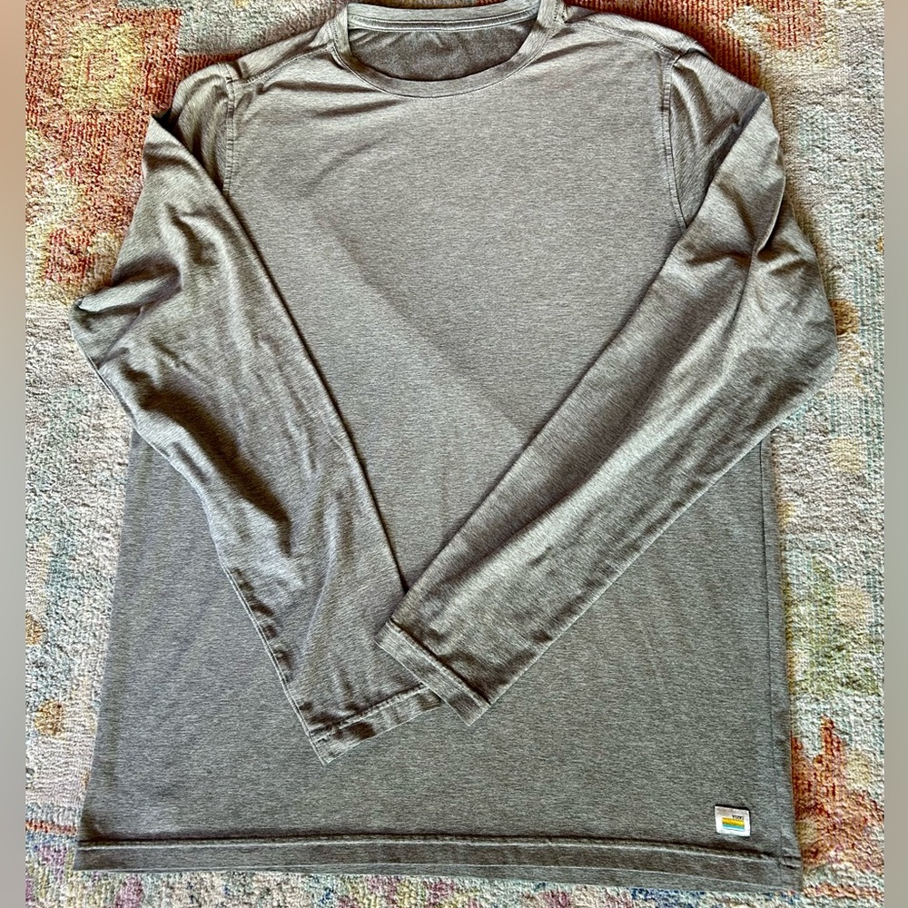 Vuori Men's Gray-Green Long Sleeve Shirt